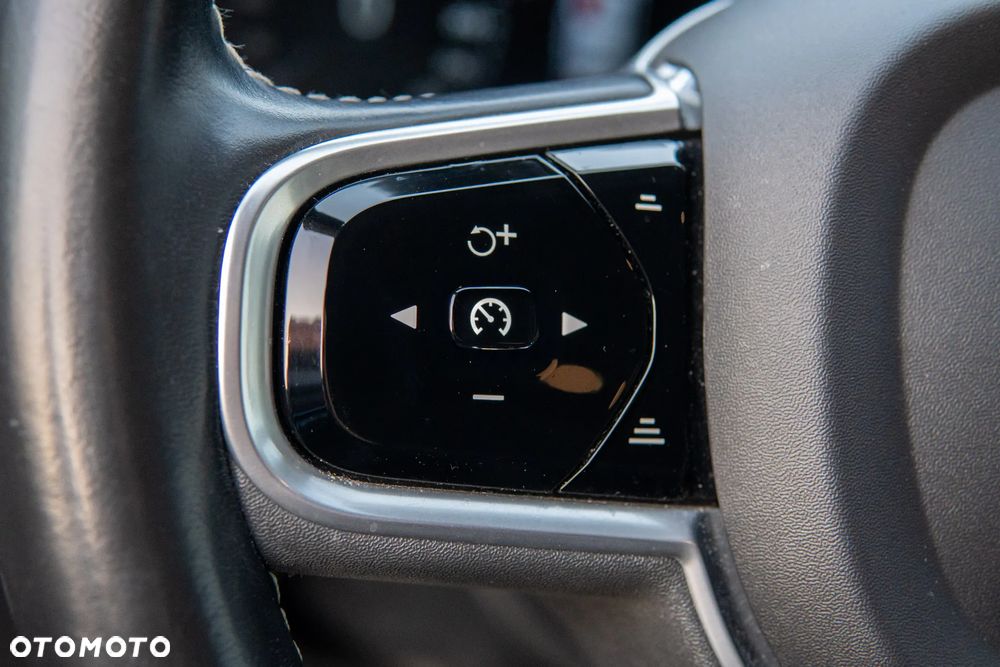 Volvo XC 60 D4 AWD R-Design - 26