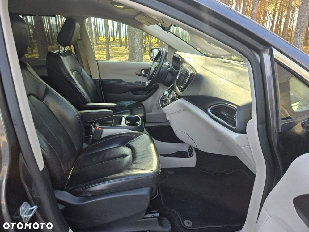 Chrysler Pacifica - 12