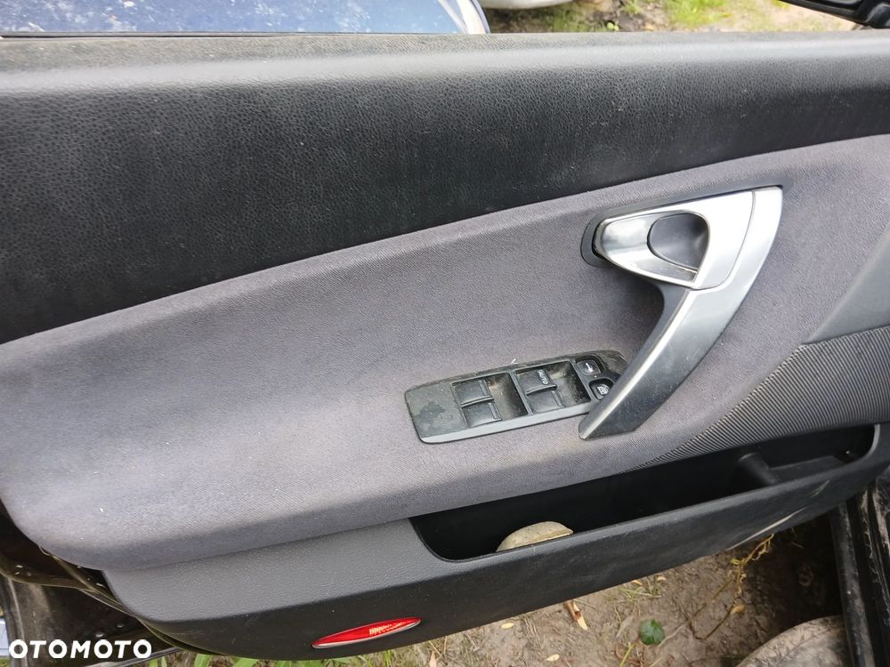 nissan primera P12 Z11 fotel fotele kanapa deska kokpit podsufitka boczek boczki klamka podłokietnik - 3