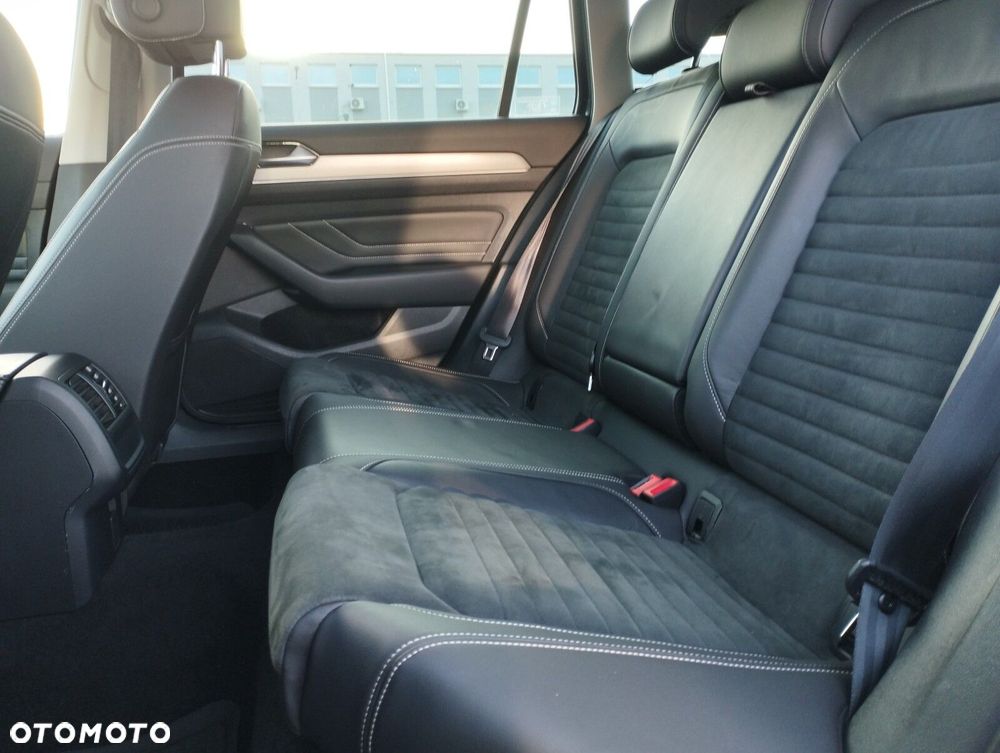Volkswagen Passat Variant 2.0 TDI Elegance DSG - 25