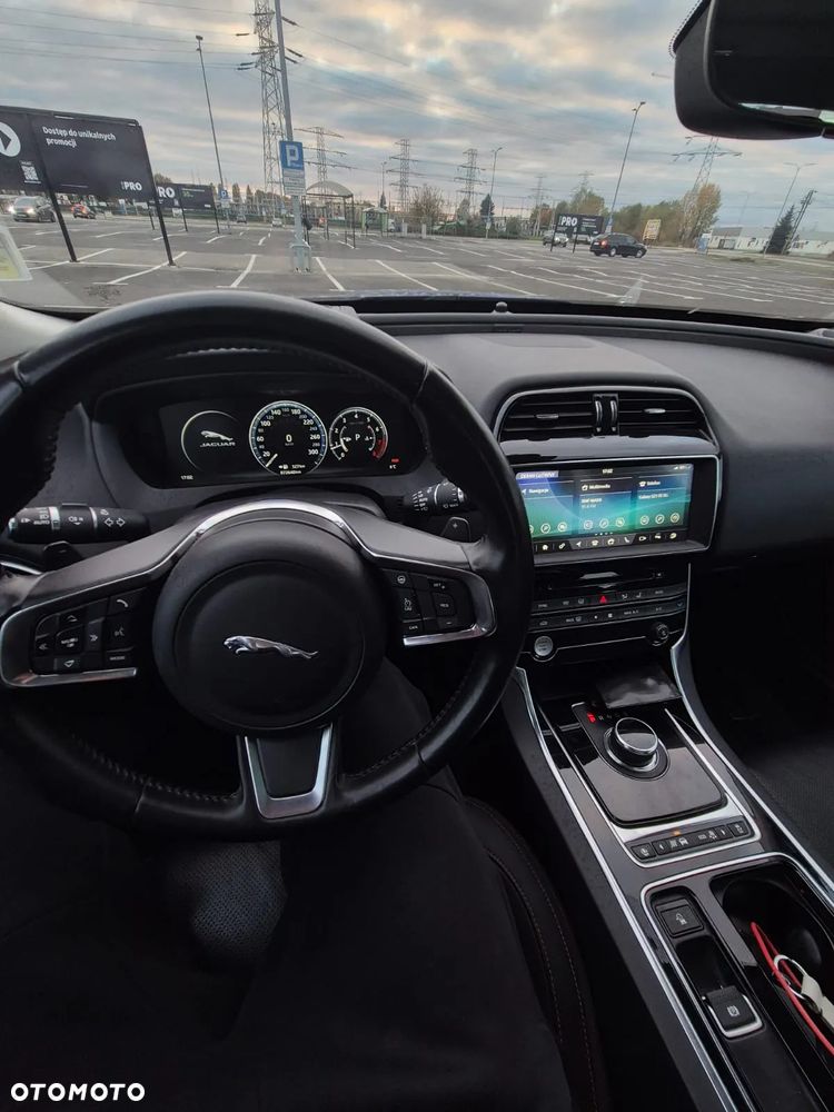 Jaguar XE 30t AWD Prestige - 9