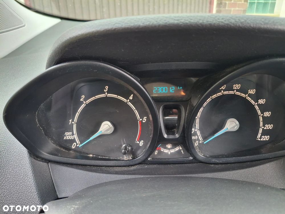 Ford Transit Courier - 15