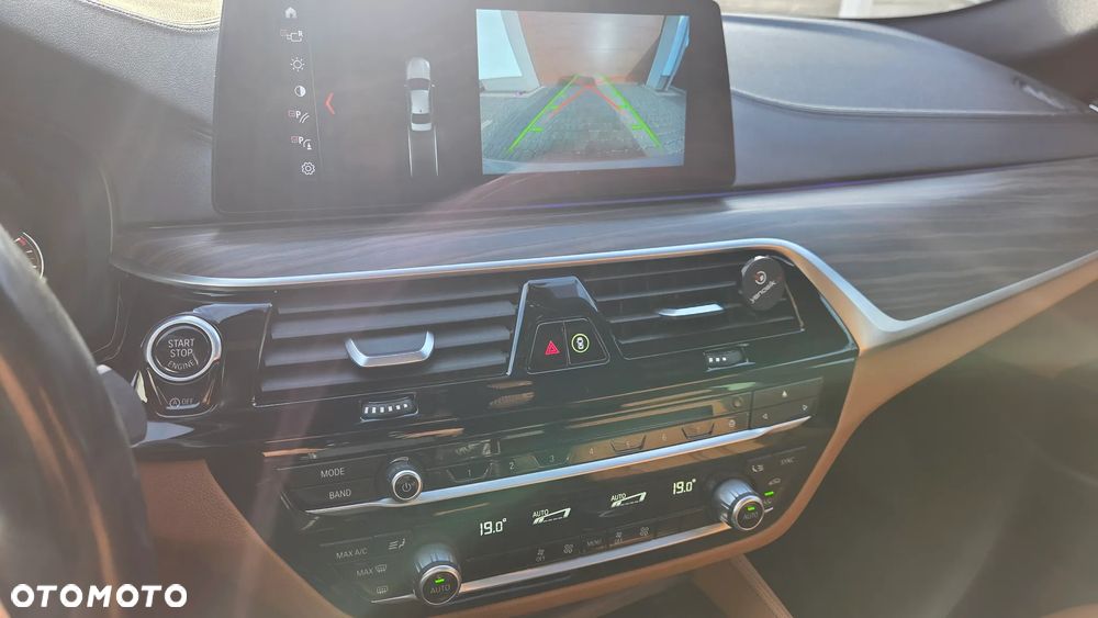 BMW Seria 5 M550i xDrive - 28