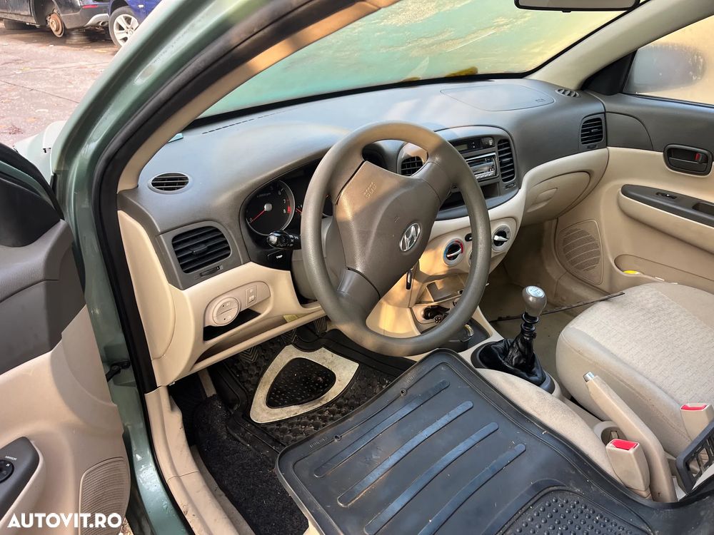 Dezmembrez Hyundai Accent 3 verde benzina 2007 - 11