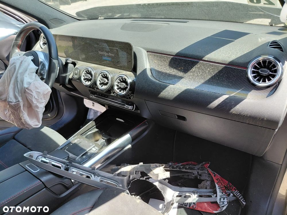 Mercedes-Benz GLA - 10