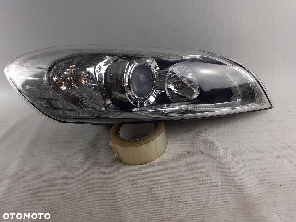 Volvo C70 II 10-13r. Lampa Prawa Zwykła . 31299751 - 1