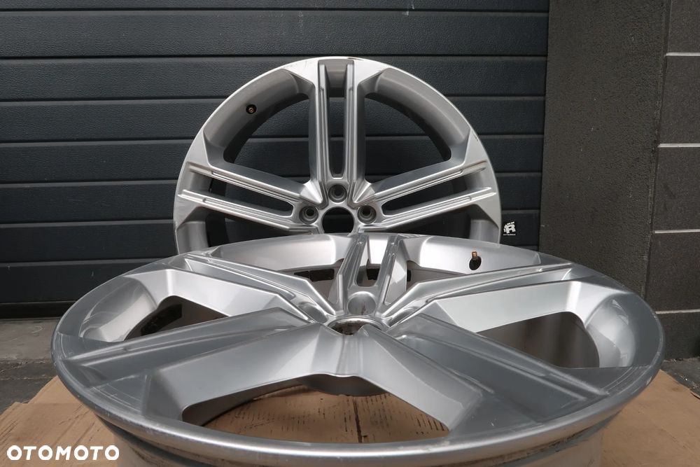 C32/C33 FELGA ALUMINIOWA AUDI A8 S8 4N0601025F 9X21ET37 - 18