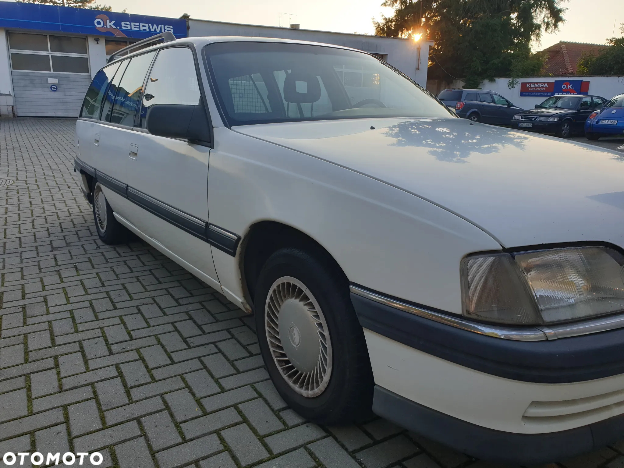 Opel Omega Kombi 2.0i LS - 10