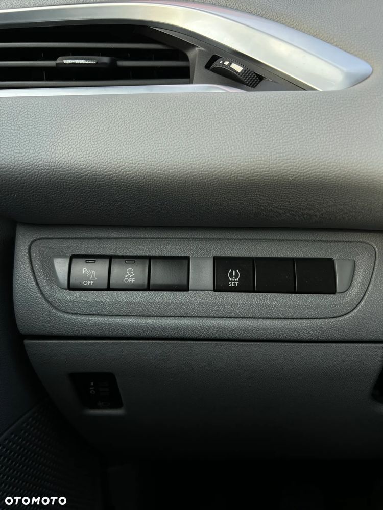 Peugeot 208 - 24