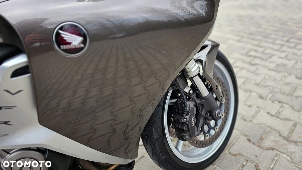Honda VFR - 12