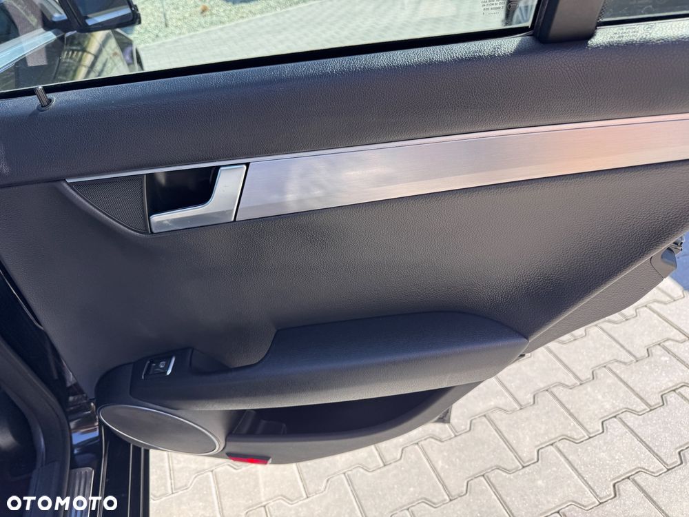 Mercedes-Benz Klasa C 180 Kompressor BlueEFFICIENCY Avantgarde - 30