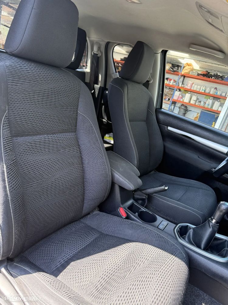 Toyota Hilux 2.4 D-4D 4WD CD Premium Edition - 11