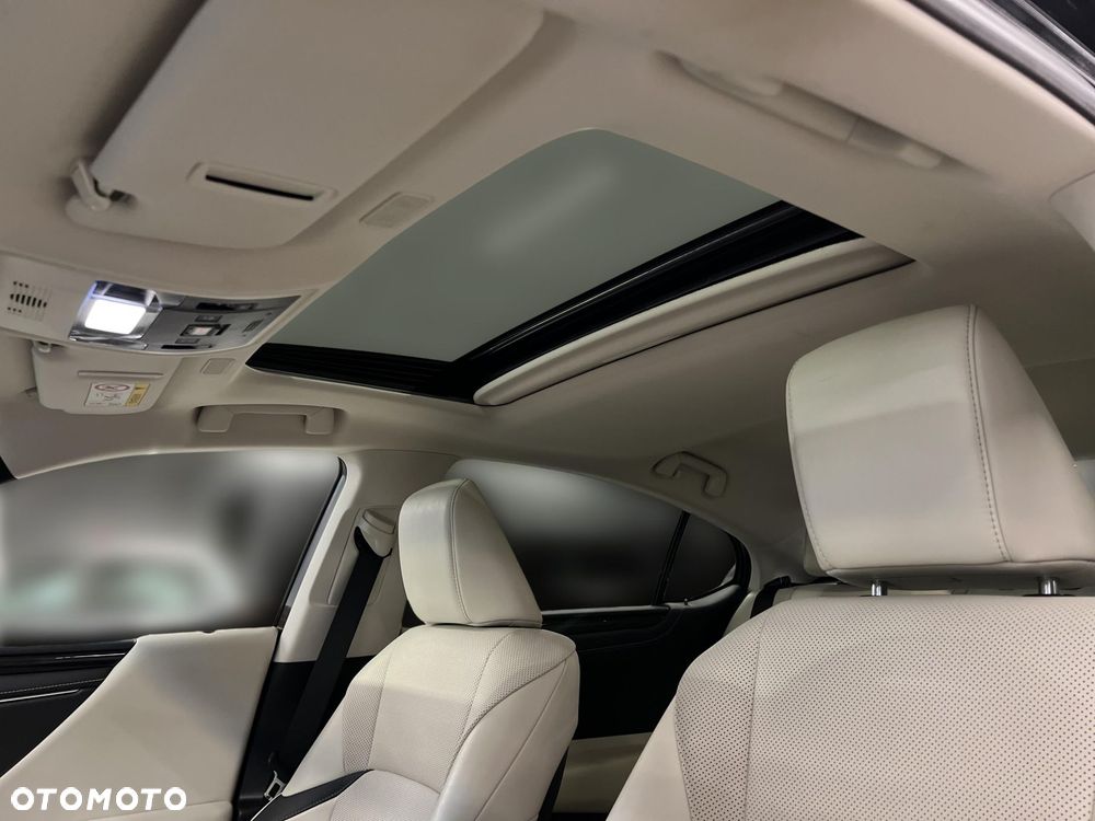 Lexus ES 300h Business Edition - 29