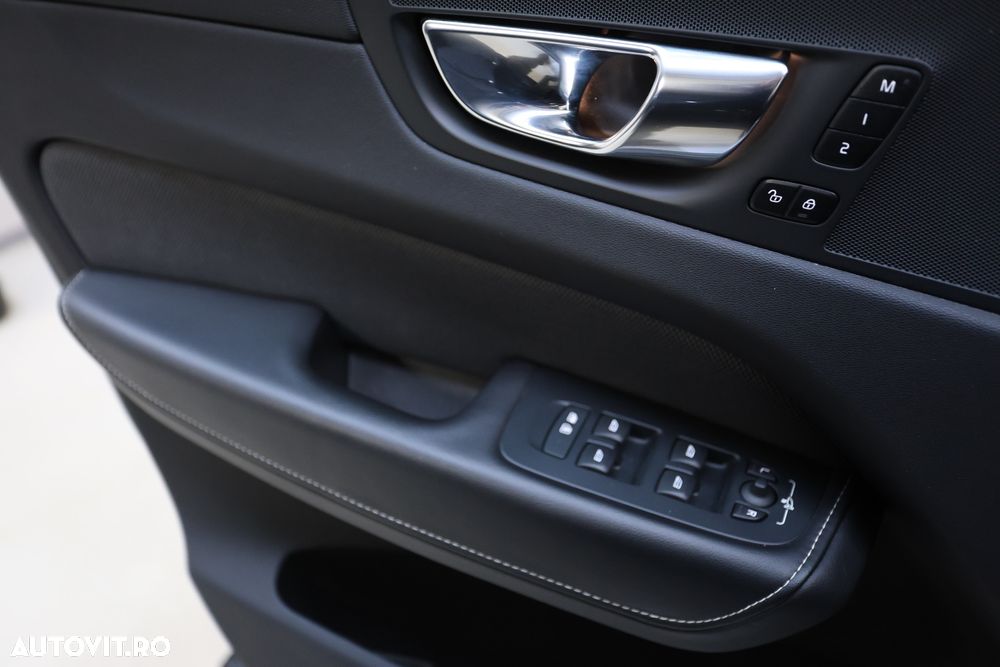 Volvo XC 60 B4 MHEV AWD R-Design - 19