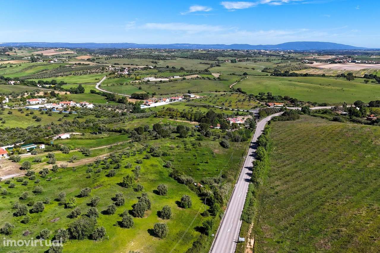 Terreno Rústico com Viabilidade de Construção de Armazém - Grande imagem: 2/13