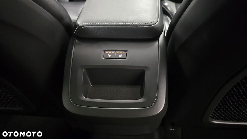 Volvo XC 60 B4 D Plus Dark - 17