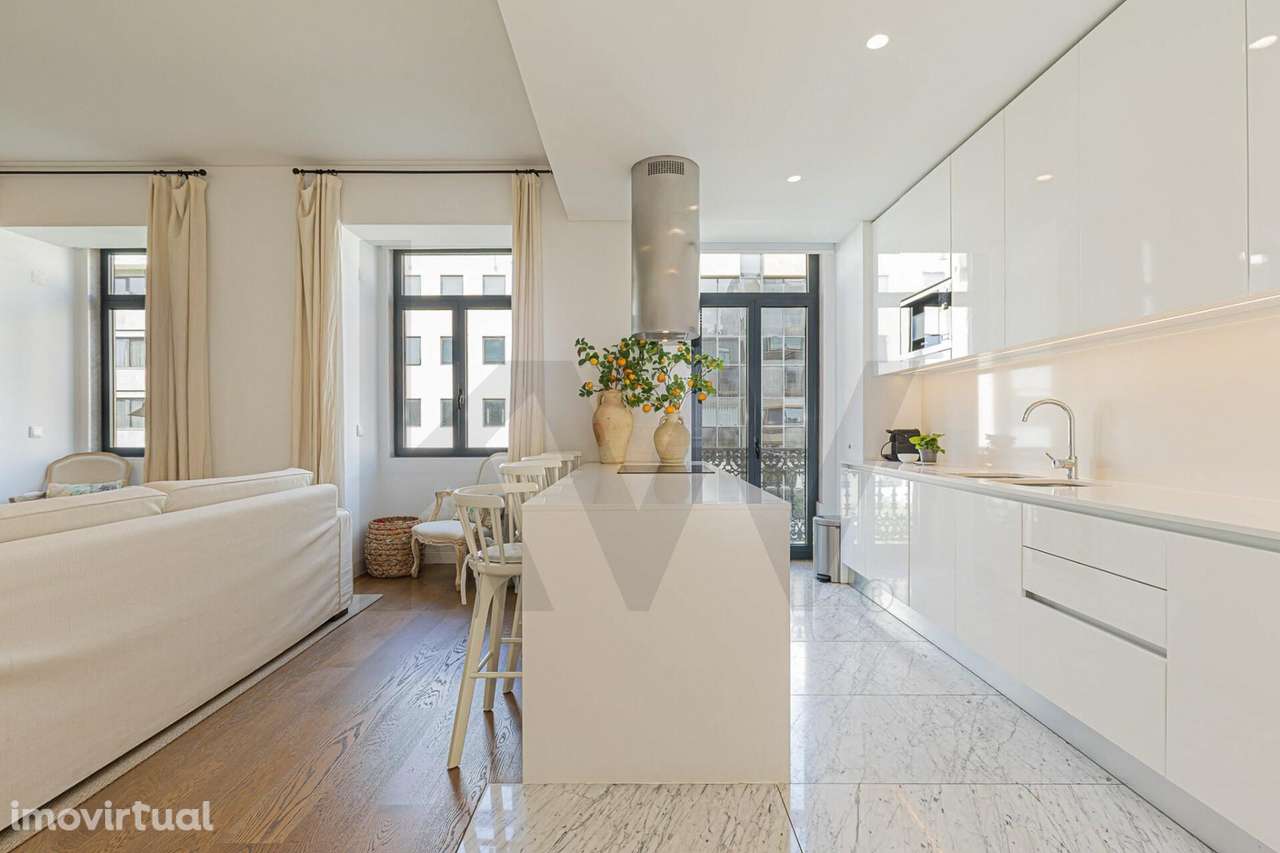 Apartamento T2 com Garagem e Varandas junto à Avenida da Liberdade - Grande imagem: 4/46