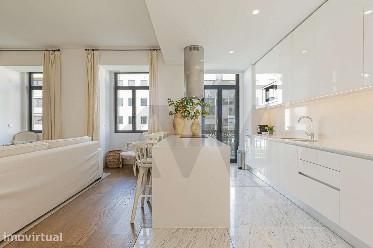 Apartamento T2 com Garagem e Varandas junto à Avenida da Liberdade - Grande imagem: 4/46