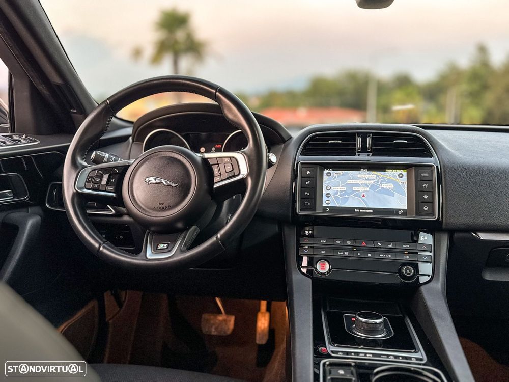 Jaguar F-Pace 20d Aut. R-Sport - 34