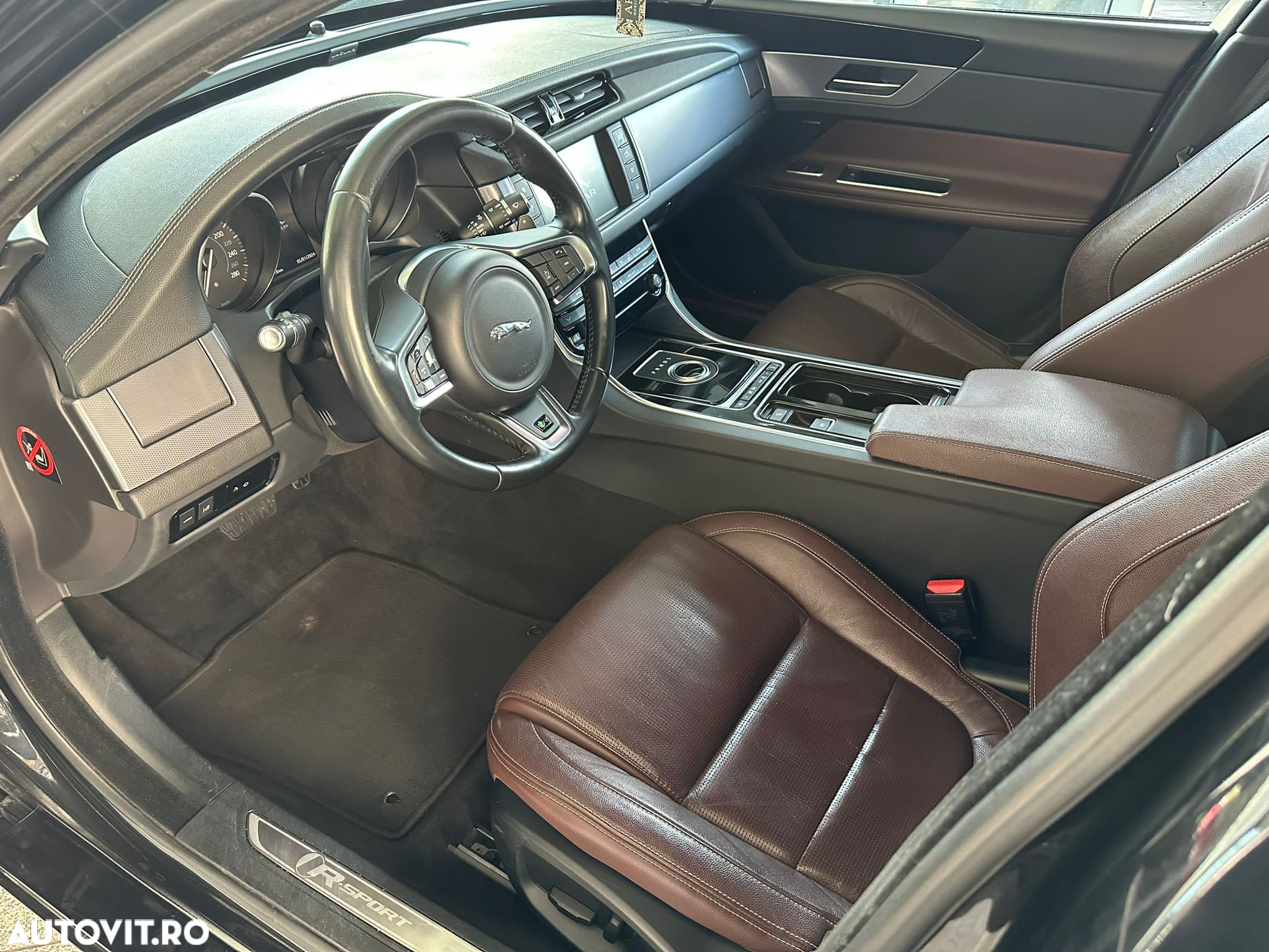 Jaguar XF 20d RWD R-Sport - 10