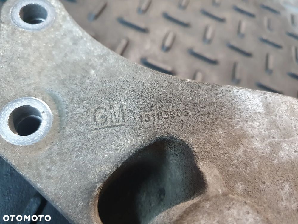 OPEL CORSA D 1.2 ŁAPA WSPORNIK MOCOWANIE SKRZYNI 13185906 POSIADAM 2 SZT - 2