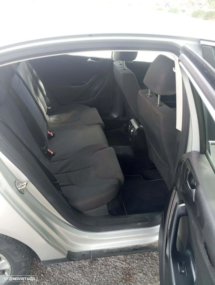 VW Passat 2.0 TDI Trendline BlueMotion - 4