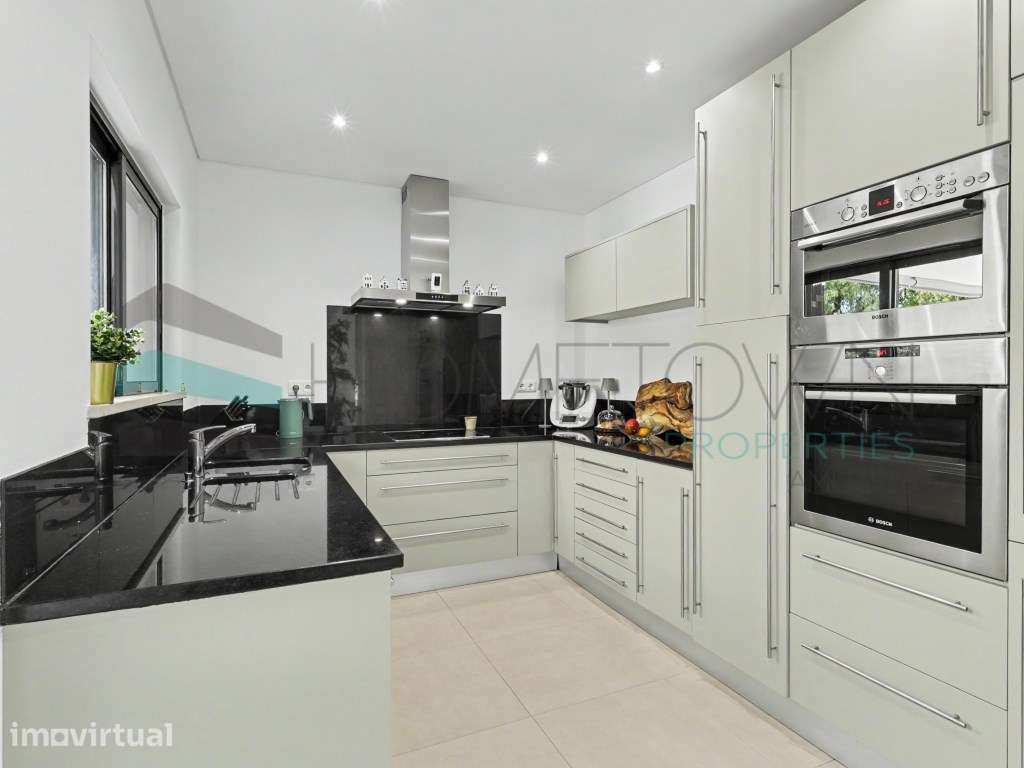 Moradia com 3 quartos, em residência exclusiva, com piscina e jardi... - Grande imagem: 2/33