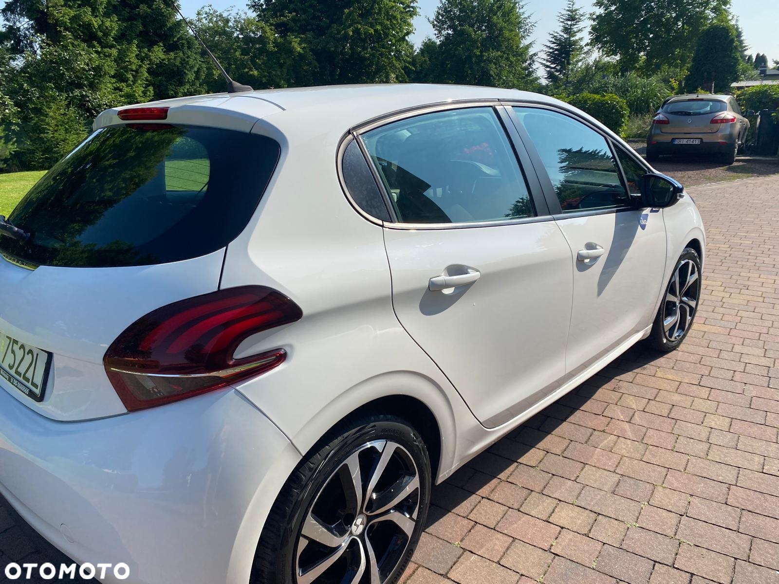 Peugeot 208 - 10