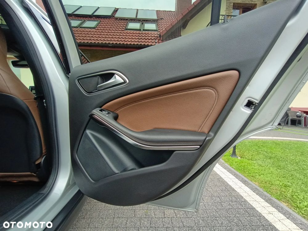 Mercedes-Benz GLA 250 4Matic 7G-DCT - 30