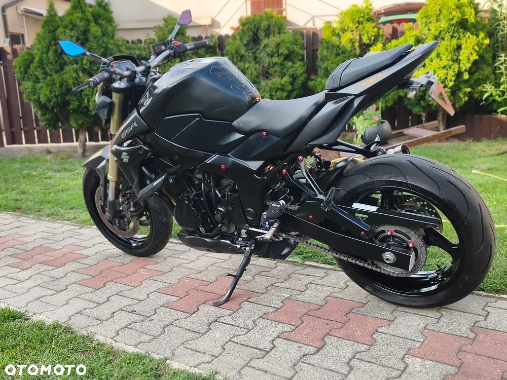 Suzuki GSR - 19