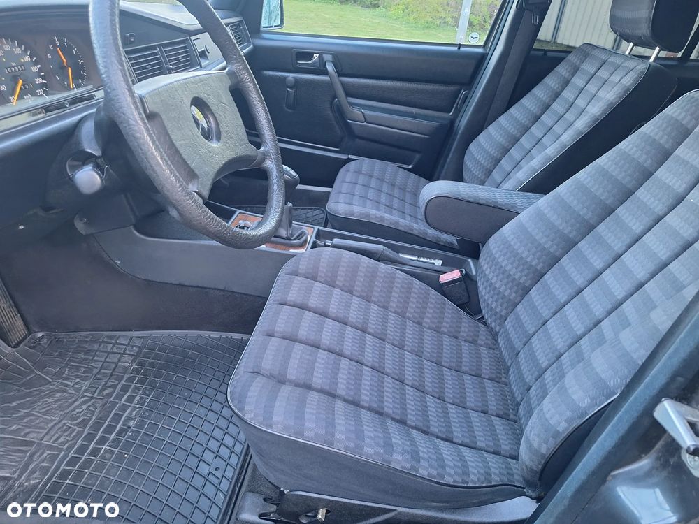 Mercedes-Benz W201 (190) - 12