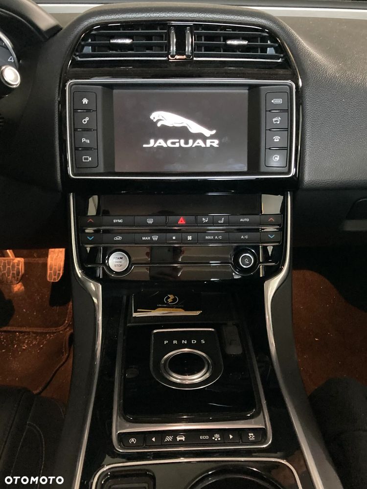 Jaguar XE 2.0 D Prestige - 5