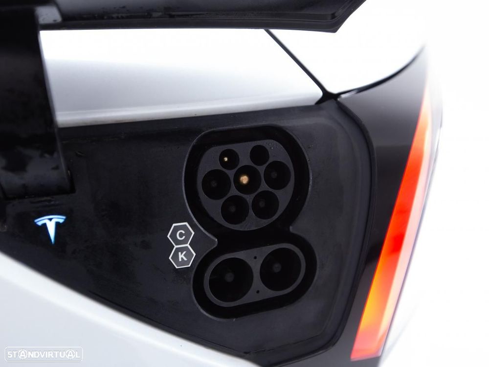 Tesla Model Y Long Range Dual Motor AWD - 17