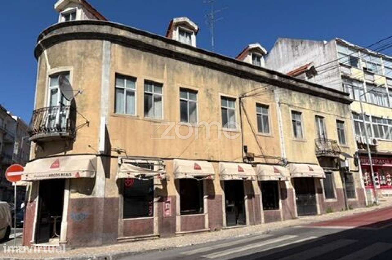 Prédio para recuperação total em Queluz - Grande imagem: 2/7