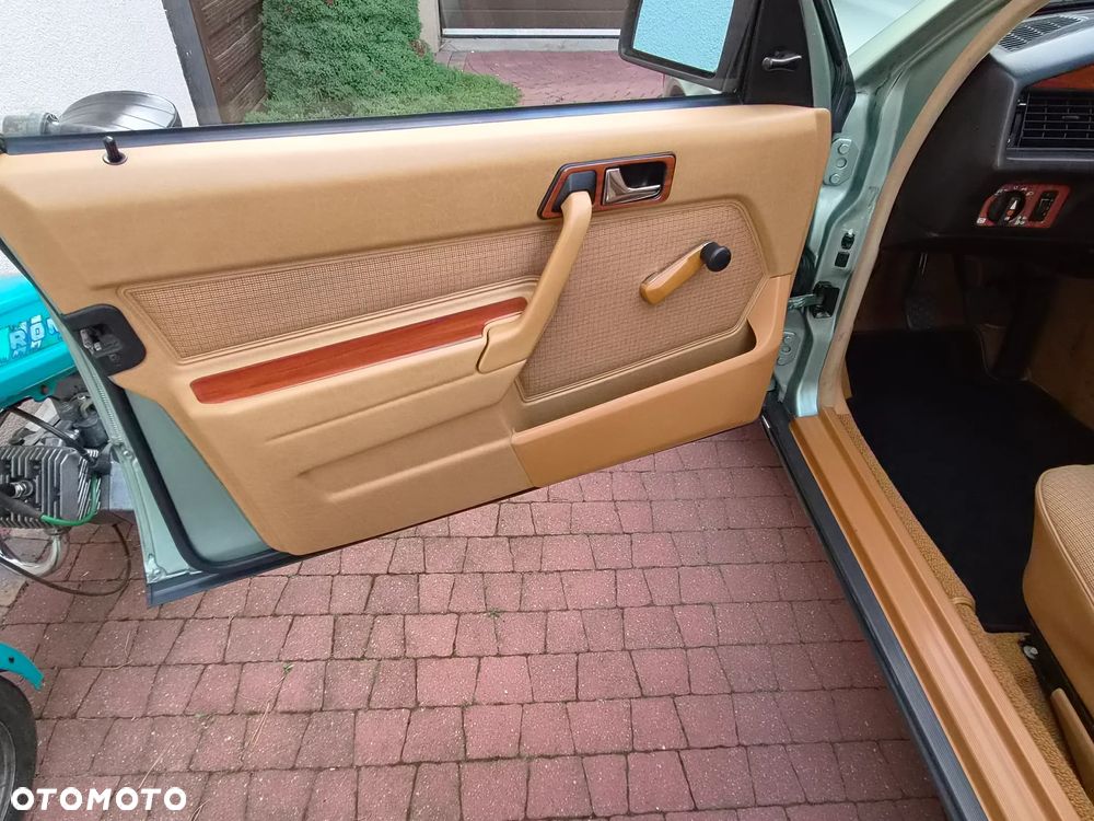 Mercedes-Benz W201 (190) - 24