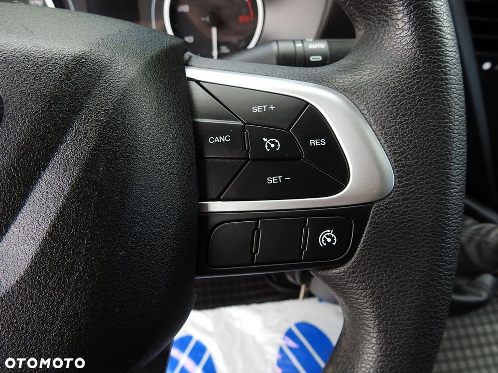 Iveco DAILY 35C14 KONTENER 8 PALET TEMPOMAT KLIMATYZACJA  BLIŹNIACZE KOŁA  140KM - 28