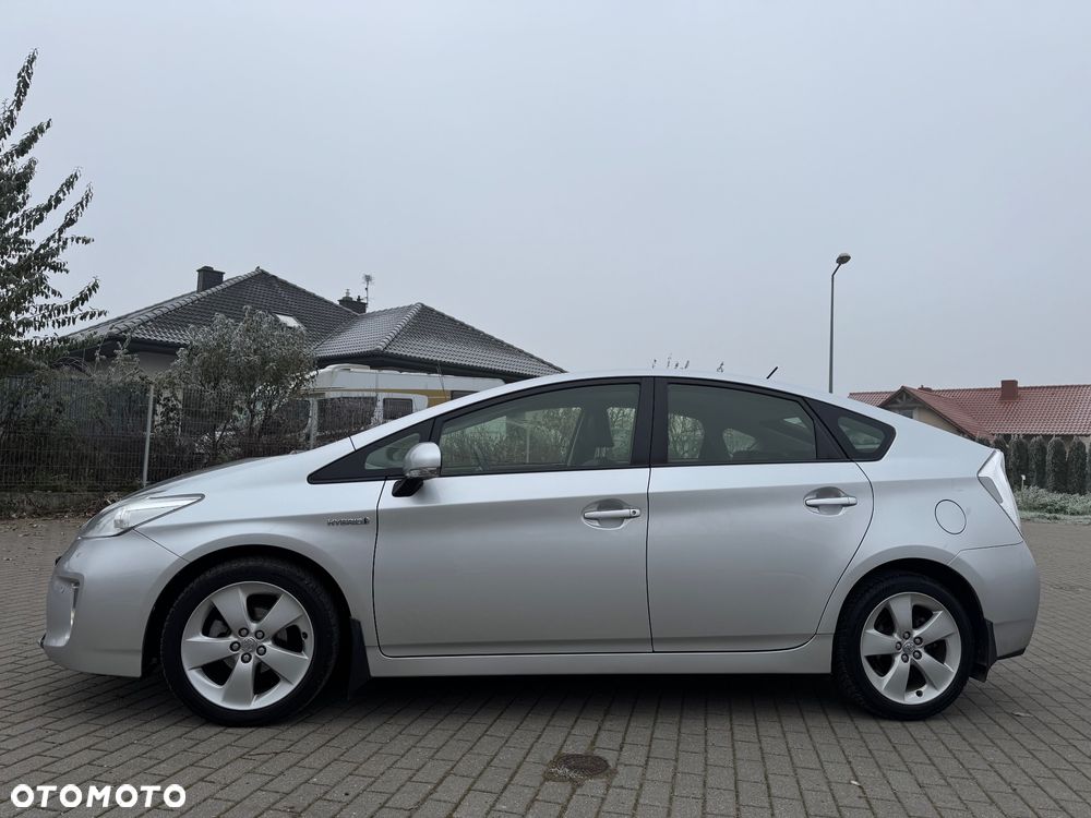 Toyota Prius (Hybrid) Life - 11