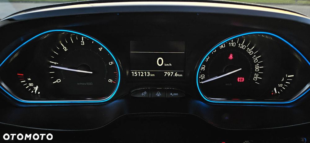 Peugeot 2008 1.6 BlueHDi Allure S&S - 16