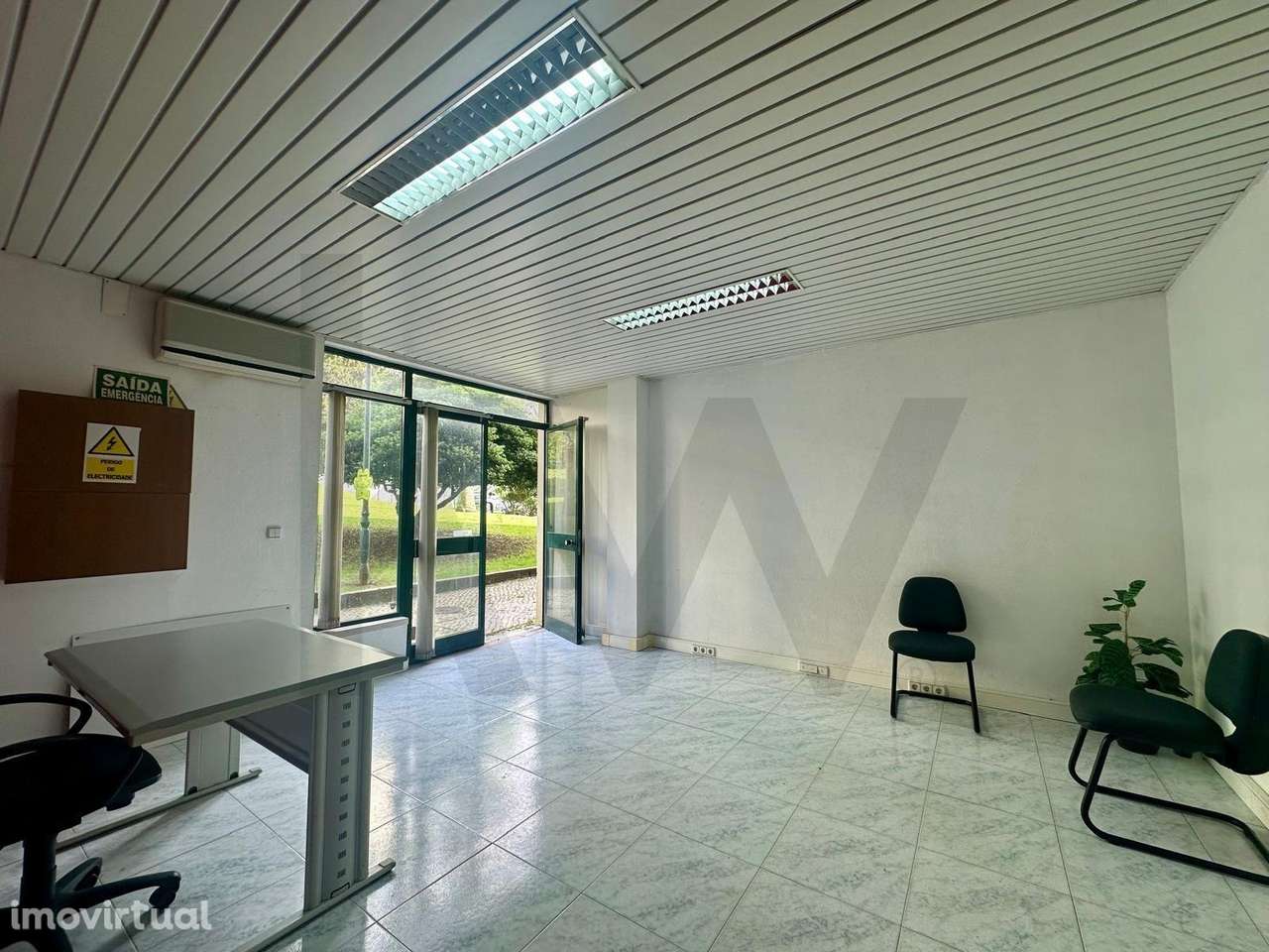 Loja com 31m2,  com  montra de rua,  casa de banho e  arrumos . - Grande imagem: 2/14