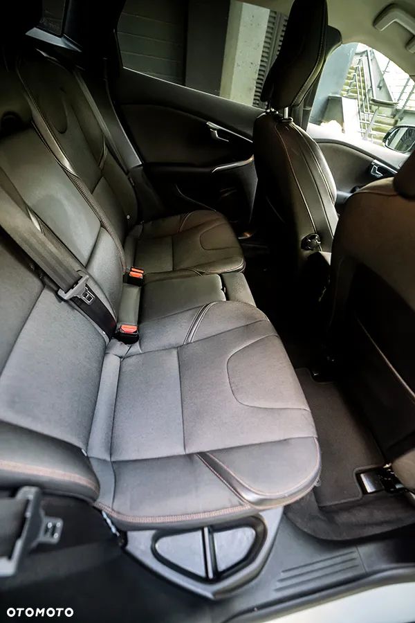 Volvo V40 Cross Country - 8