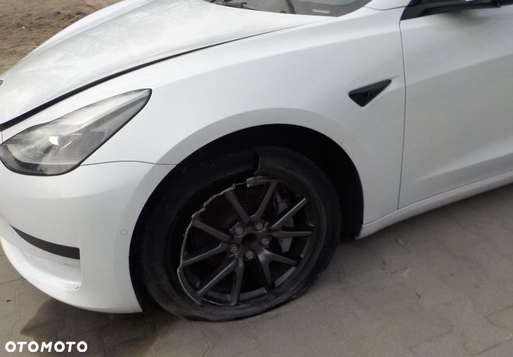 Tesla Model 3 - 5