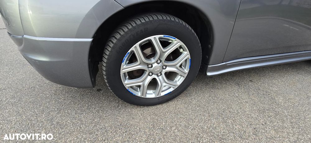Mitsubishi Outlander - 24