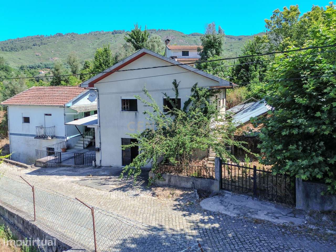 Moradias com Pátio, Terreno e Poço em Vale de Bouro – Celorico de Bast - Grande imagem: 3/57