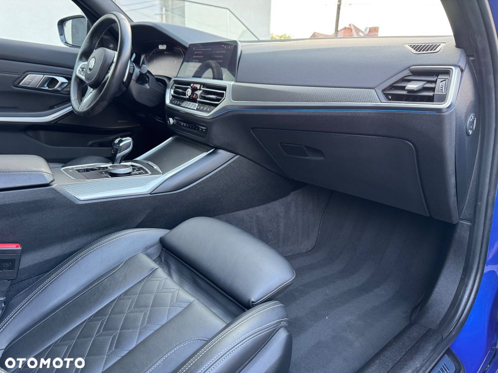 BMW Seria 3 330e M Sport - 28