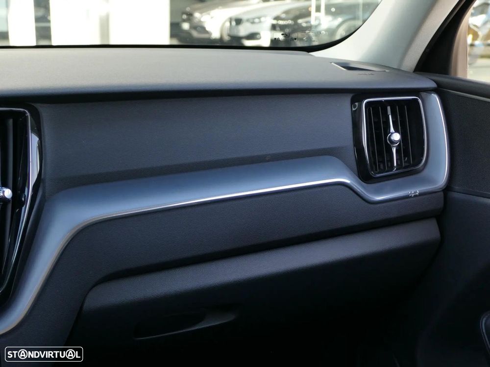 Volvo XC 60 2.0 D4 Momentum Geartronic - 37