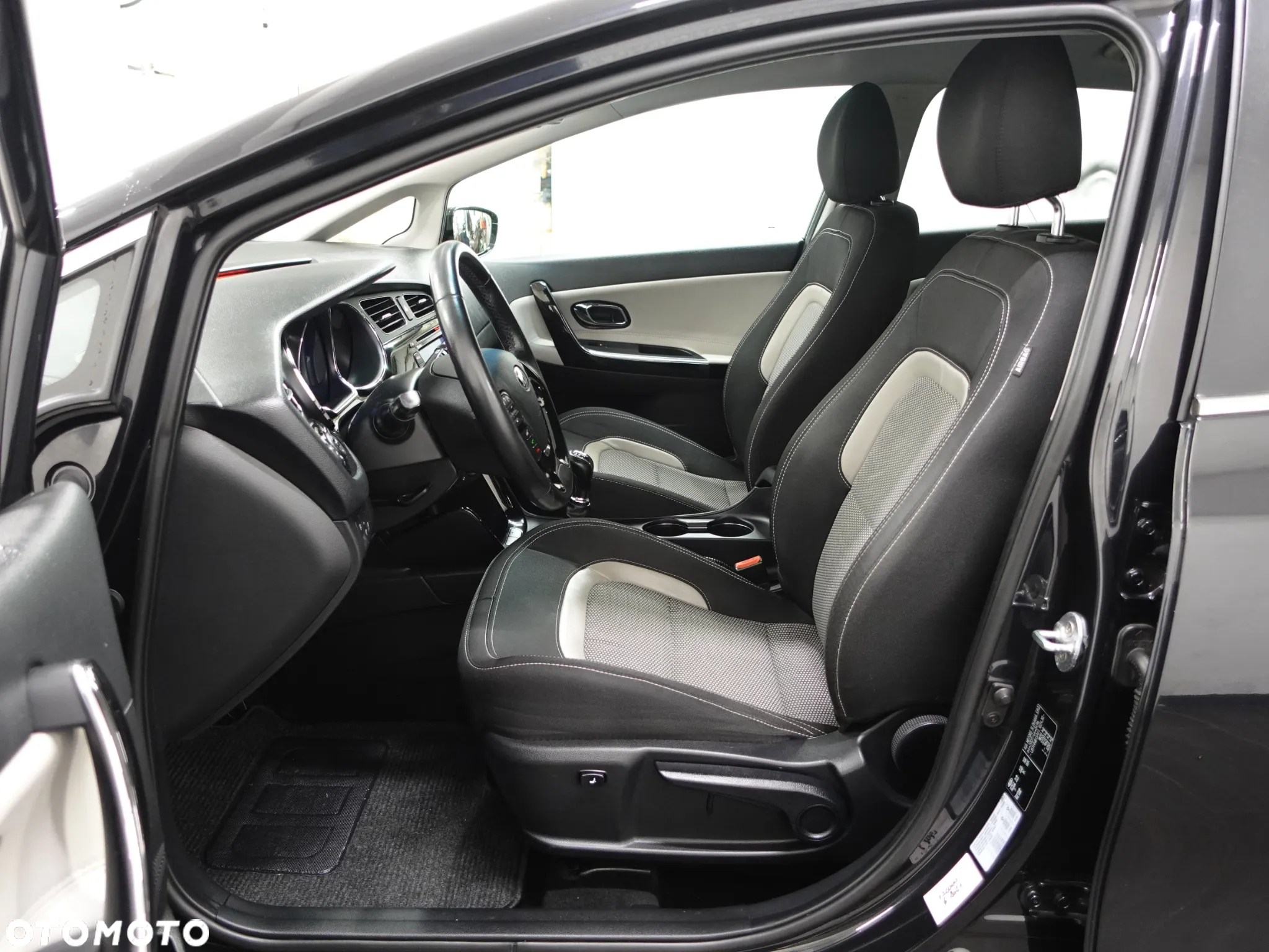 Kia Ceed 1.6 GDI ISG SW Spirit - 23