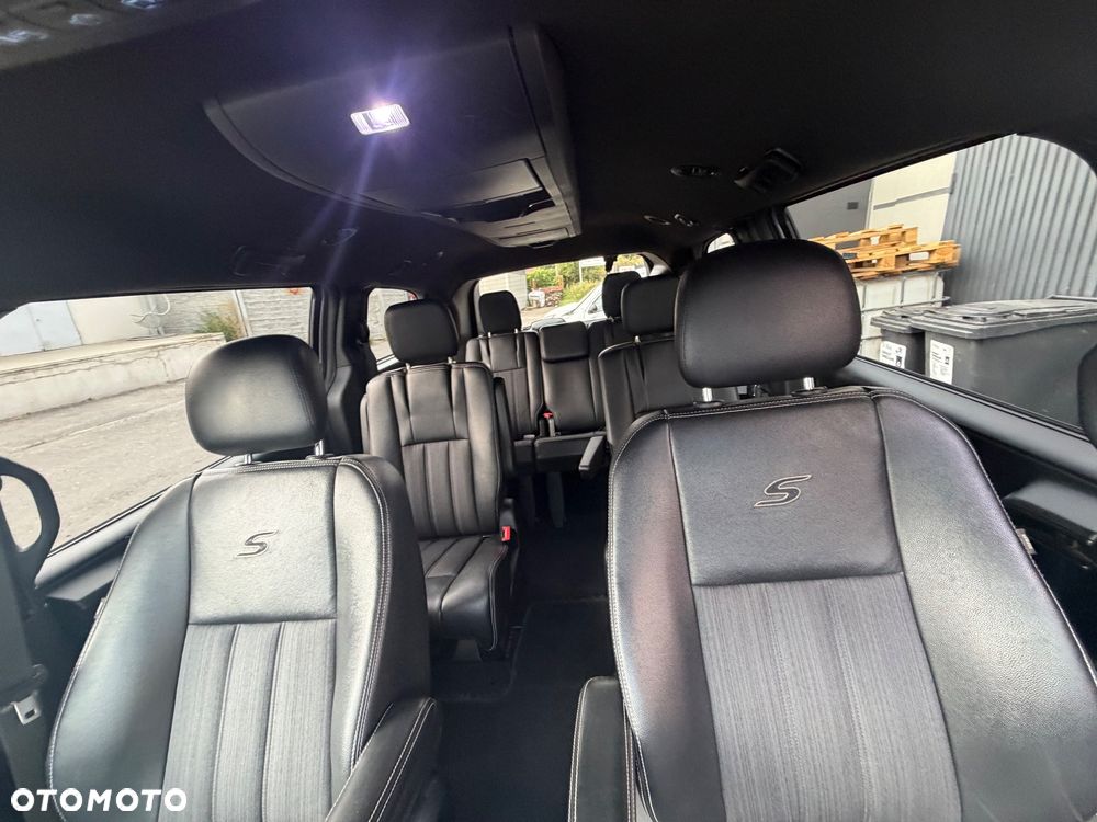 Chrysler Town & Country - 13