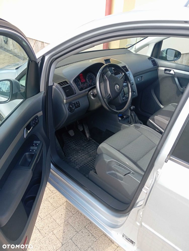 Volkswagen Touran - 4
