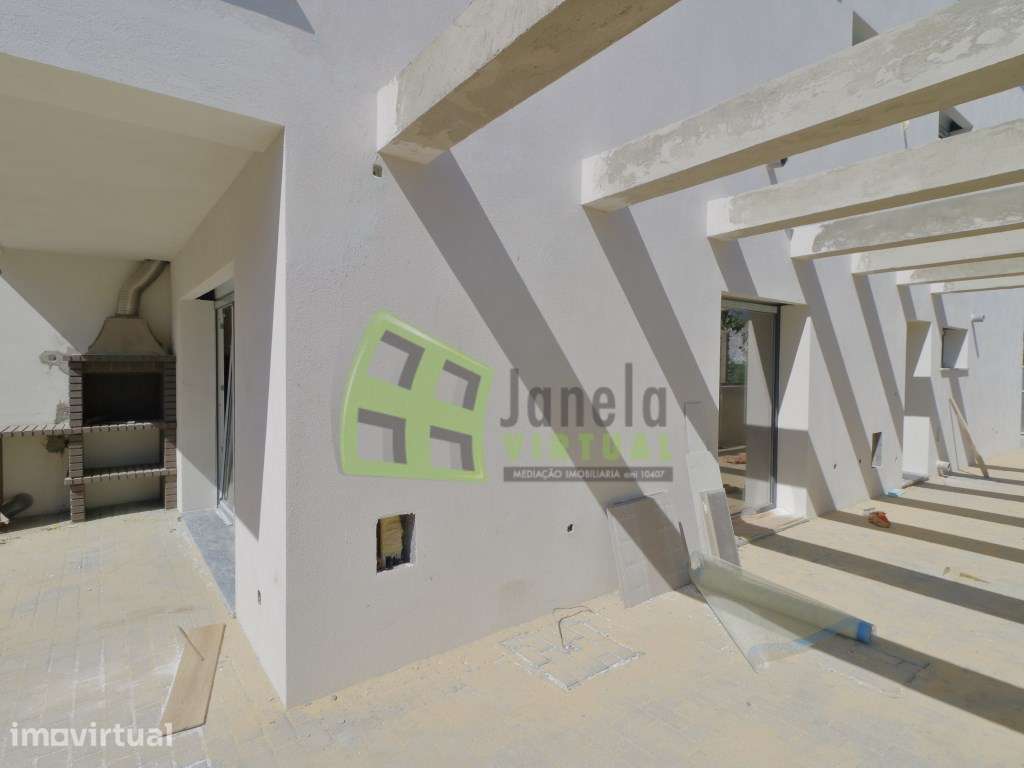 Moradia Geminada T3 Nova com Piscina | Fernão Ferro - Grande imagem: 4/33