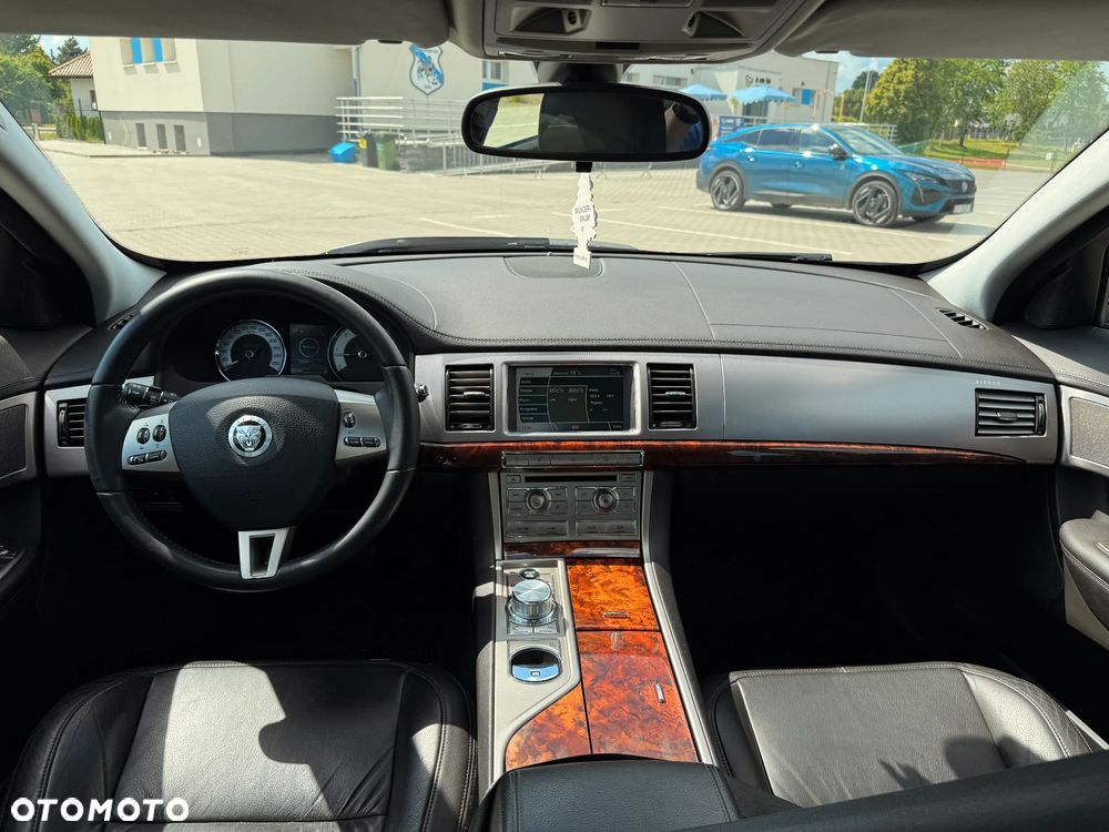 Jaguar XF 2.7 V6 D Luxury - 19